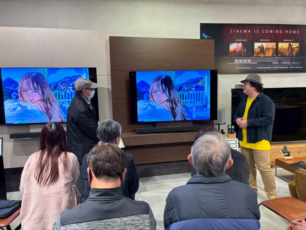 ソニーストア福岡天神でのA4講評会の様子」「8Kブラビアに映し出されたポートレート作品