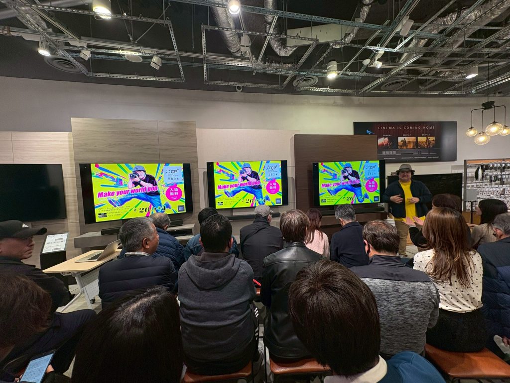 ソニーストア福岡天神のイベント会場にて、タナカユウジ氏によるCP+ 2026（シーピープラス）告知を見守る参加者と講評会の様子。