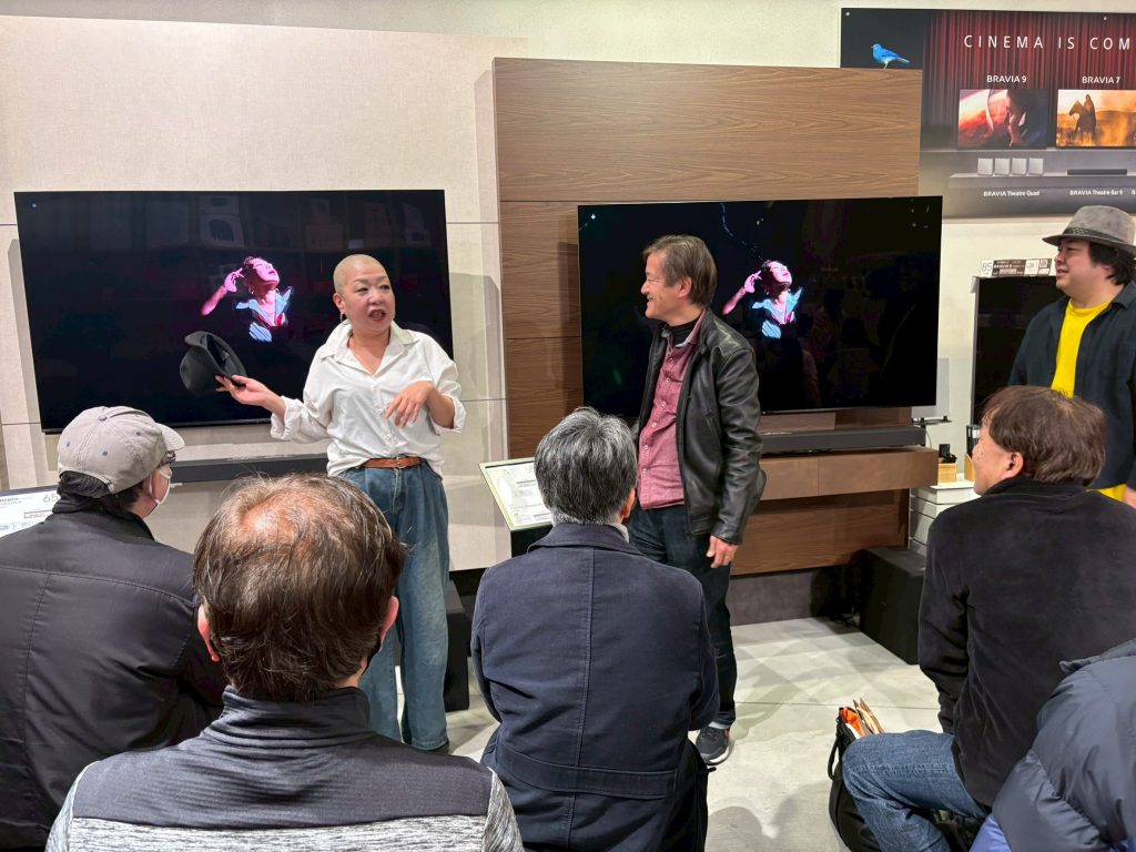 8Kブラビアに映し出されたポートレート作品。ハイクオリティモニターの諧調が広い。演色性もモニタによって変化する。