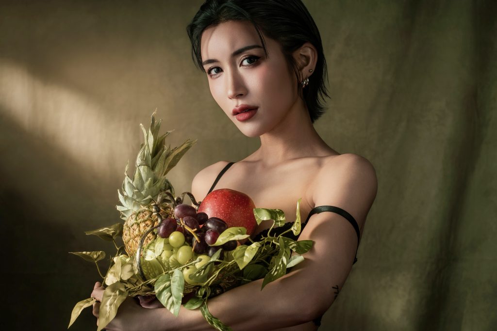 フォトグラファー赤木友厚による、カラヴァッジョの「果物籠を持つ少年」をオマージュしたアートポートレート。劇的な明暗対比（キアロスクーロ）を用いたライティング作品。