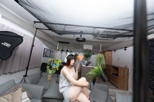 pmd205のBTS.今野苺さんの撮影風景。テグスで吊るされた小道具（コントローラー、観葉植物、ランプシェード）。サイバー空間を意識してます。