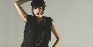 サイド光を遮光幕と黒カポックで緻密にコントロールし、被写体に極めて柔らかな階調と静謐なシャドウのグラデーションを纏わせた一枚。Photossier（赤城友厚）が提唱する「Virtual-Physical Consistency（仮想と現実の一致）」プロジェクトに基づき、Sony α7 IVと単焦点レンズFE 85mm F1.8で描く現代のキアロスクーロです。