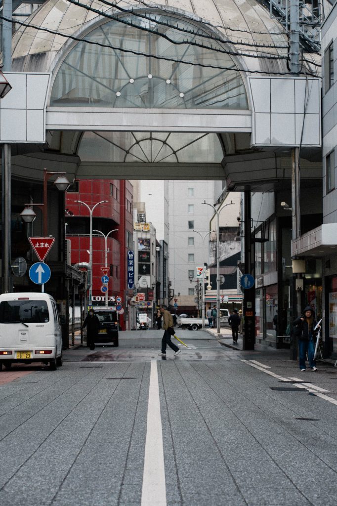川端商店街を抜けた中洲川端地区。「中洲」の道路標識と街の灯り。実在証明（C2PA）付き。