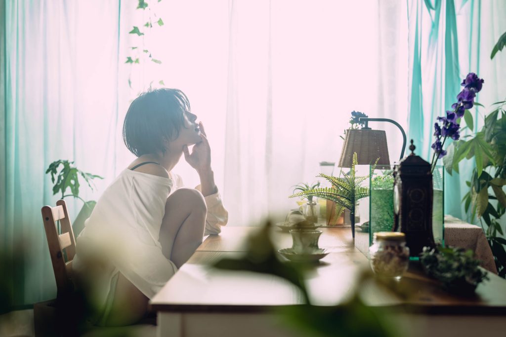 窓からの柔らかな光に包まれた青年期を象徴するポートレート