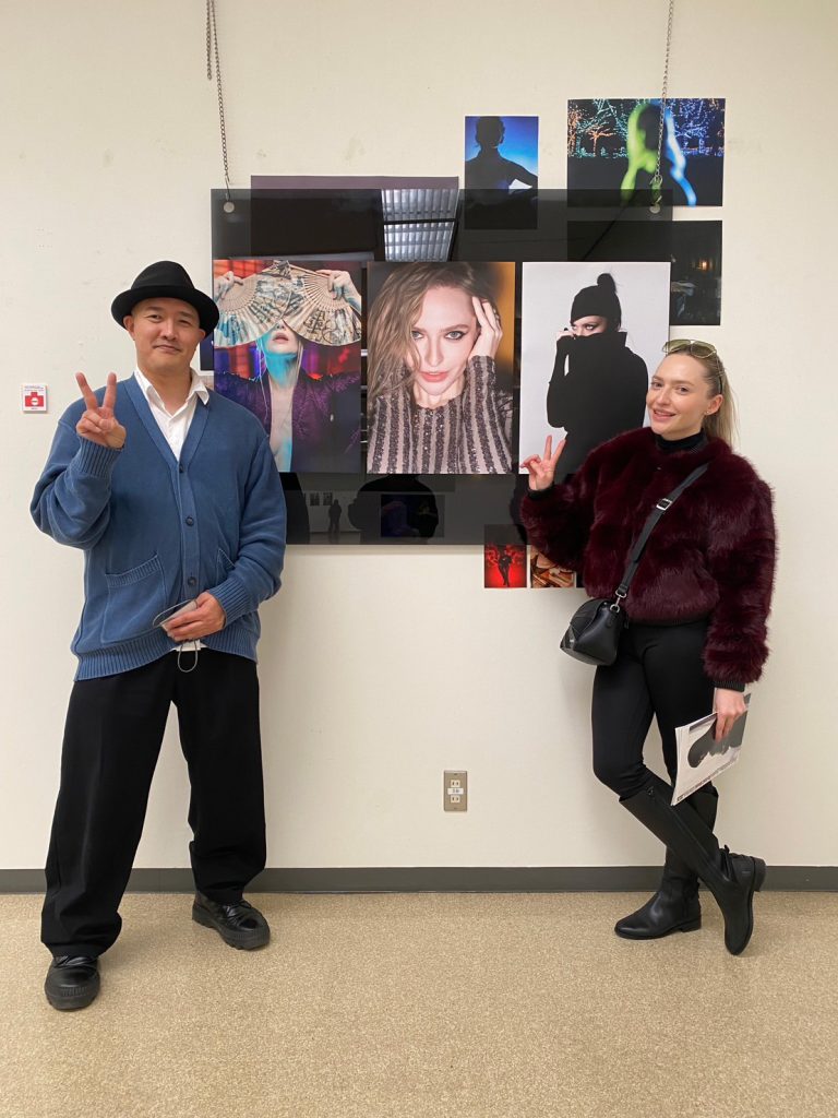 「九州PMD2026 ベストフォトグラファーGOLD」を受賞した赤木友厚氏と、主要モデルMaryna氏のツーショット。展示作品の前で