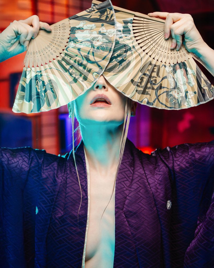 九州PMD2026 受賞作品。モデルMamma Mia氏の和装ポートレート。扇子で顔を隠し、ミステリアスなライティングで表現
