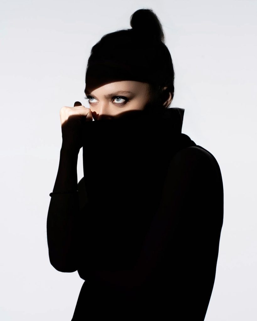 九州PMD2026 受賞作品。モデルMamma Mia氏の黒バック シルエット ポートレート。ハイネックで顔を隠し、力強い視線