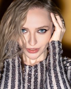 九州PMD2026 受賞作品。モデルMamma Mia氏の黒バック シルエット ポートレート。ハイネックで顔を隠し、力強い視線