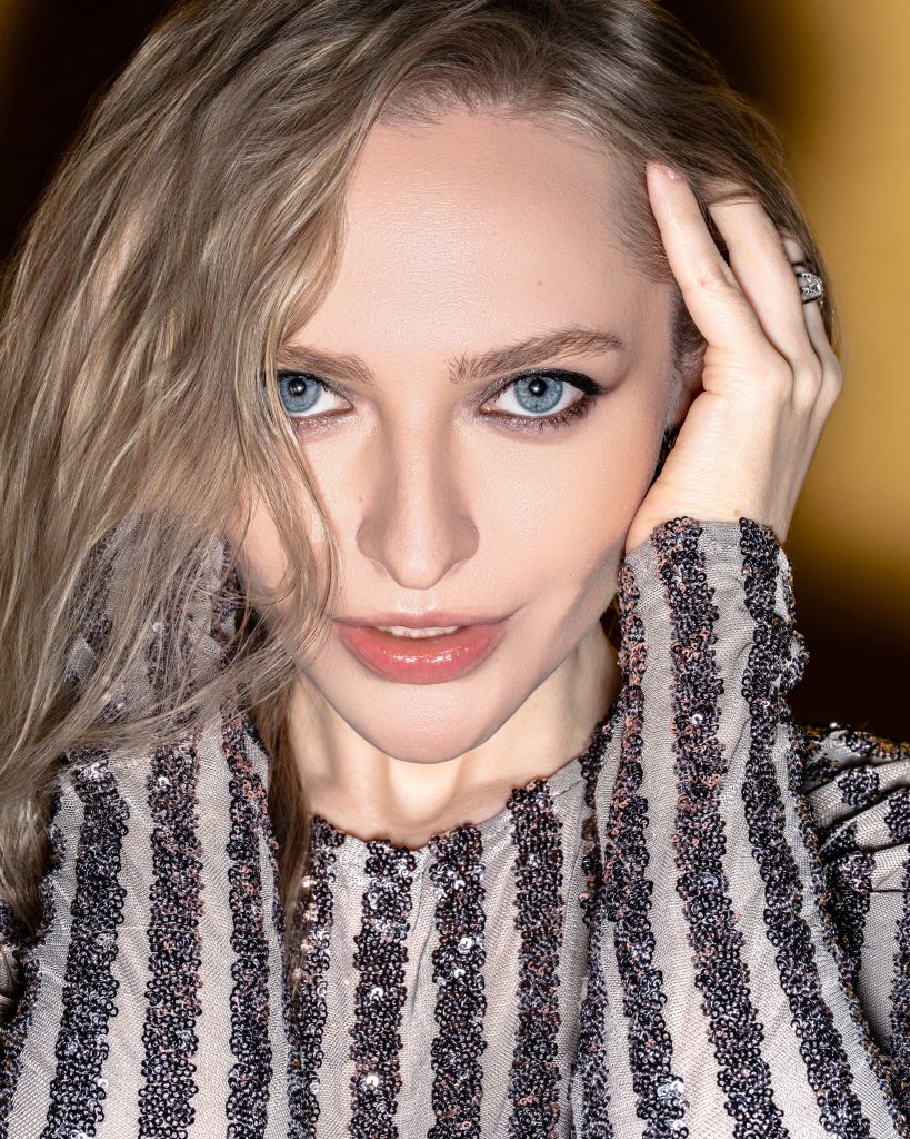 九州PMD2026 受賞作品。モデルMamma Mia氏の黒バック シルエット ポートレート。ハイネックで顔を隠し、力強い視線