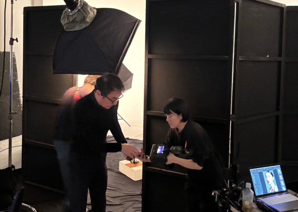 笹口悦民氏のセミナーで学んだゾーンシステムを実践。 肌のメインをゾーンV、ハイライトをVI、シャドウをIII〜IVに精密配置しました。 現場では「数値」を共通言語にライティングを構築。 曖昧な表現を排し、チームでのイメージ共有ミスを防ぐプロのワークフローを体感しました。 photossier.comは、この理論的アプローチで再現性の高い芸術写真を追求し続けます。