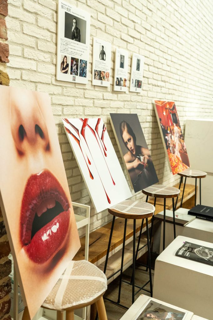 写真家・笹口悦民氏の過去作品が展示されたスタジオの壁面