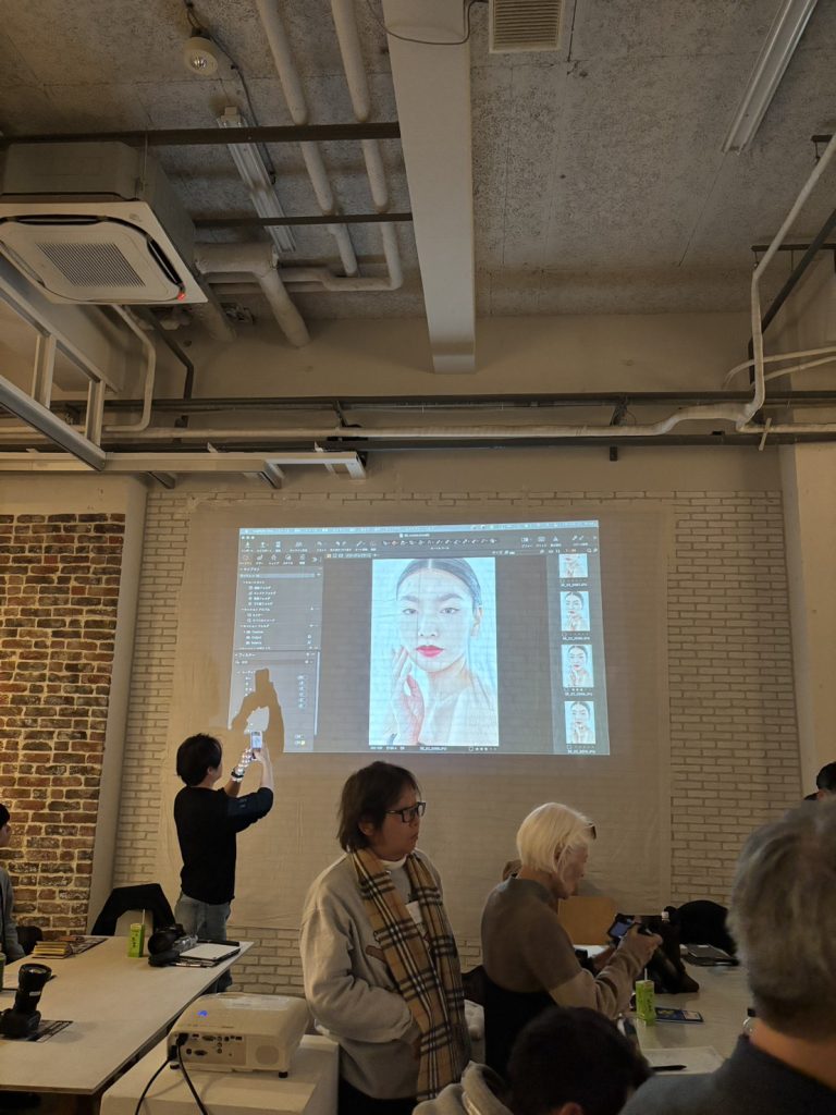 プロジェクターで大きく映し出された、撮影直後のプレビュー画面。肌の質感やキャッチライトを比較・確認している
