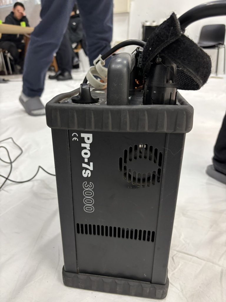 「Pro-7s 3000」と書かれたプロフォト製の大型ジェネレーター(電源部)。