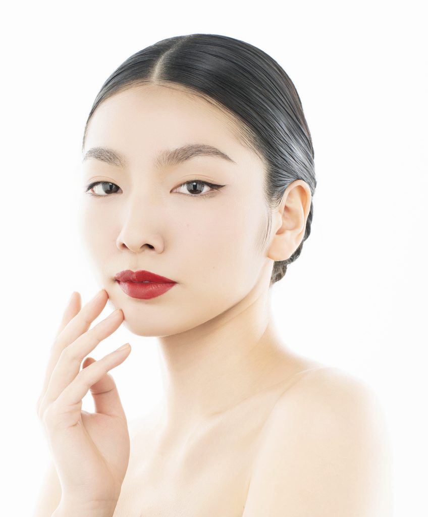 これが、緻密な計算とプロの連携が生み出した「至高の一枚」です。光の回し方ひとつで、肌はここまで輝きます