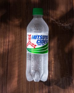 4月の室内で撮影された、夏の強い直射日光を再現した三ツ矢サイダーのボトル写真。
