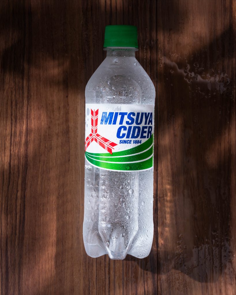 4月の室内で撮影された、夏の強い直射日光を再現した三ツ矢サイダーのボトル写真。