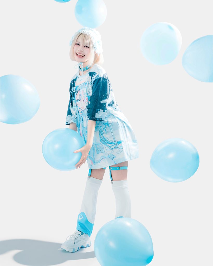 福岡の地雷系・天使界隈モデル緋月（ひつぎ）と青い風船。赤木友厚が撮影する透明感のあるサブカルチャーポートレート。