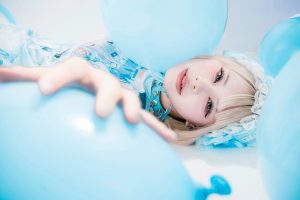 青いバルーンに囲まれて横たわる天使界隈スタイルの緋月。儚さとデジタル感を融合させたライティング作品。