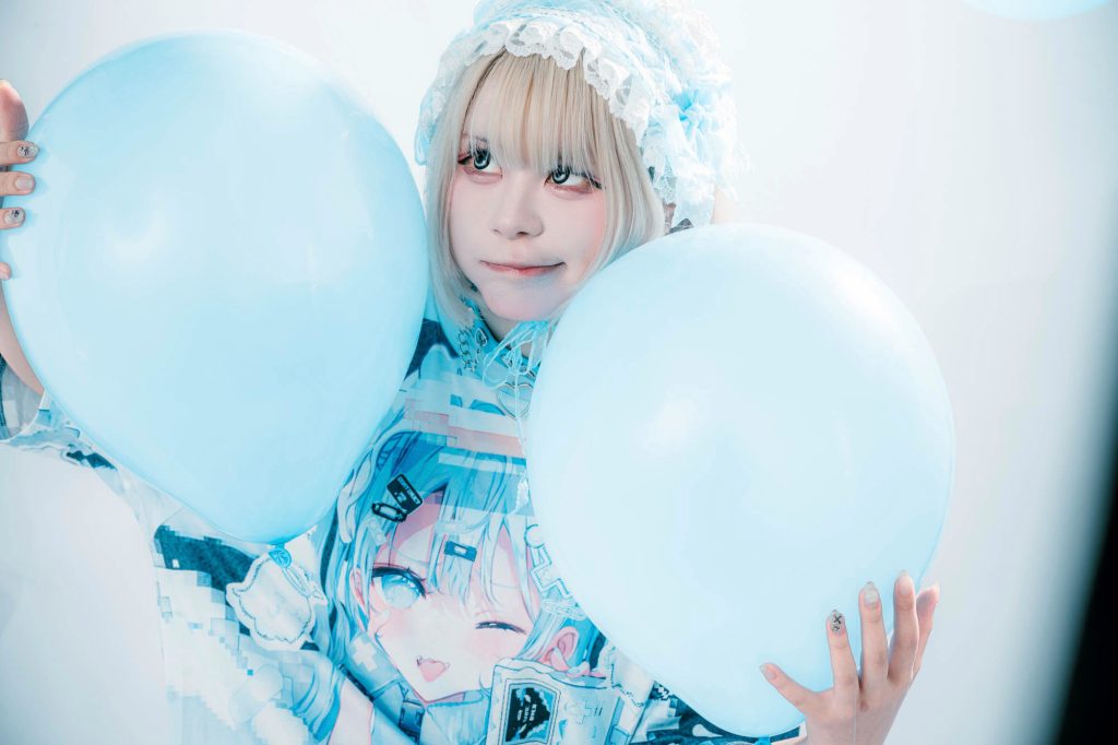 水色と白を基調とした天使界隈コーデの緋月。福岡のポートレート撮影における最新のサブカルチャートレンド。