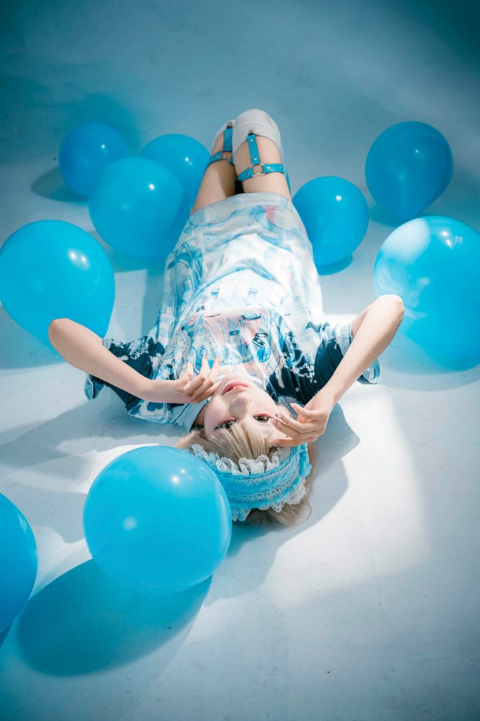 真上から俯瞰撮影された天使界隈の作品。モデル緋月と床に散らばる青い風船が生み出す浮遊感。