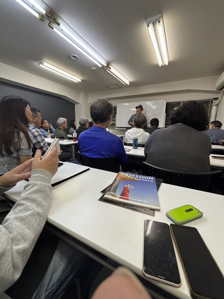 笹口悦民氏の写真集「OBSESSION With Colors」が置かれた会議室の様子