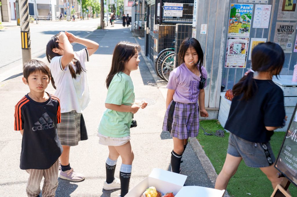 デニッシュを食べたそうに見つめる遊びに来ている子供たち。「えっ、これ食べれないの?」・・・ごめんね、デニッシュは来場者特典なのよ(泣)
