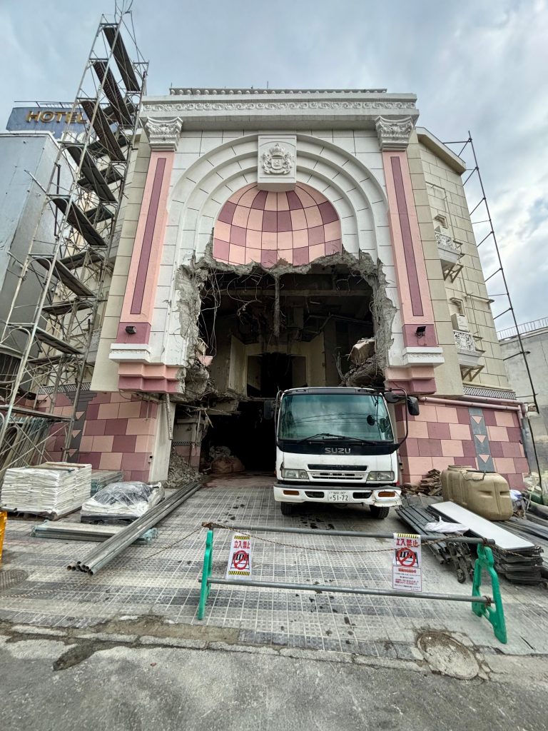 解体工事が完了し、更地になったタバサホテルラテンの跡地。コンクリートの基礎や地面が露出し、かつてホテルがあった場所が完全に空き地になっている